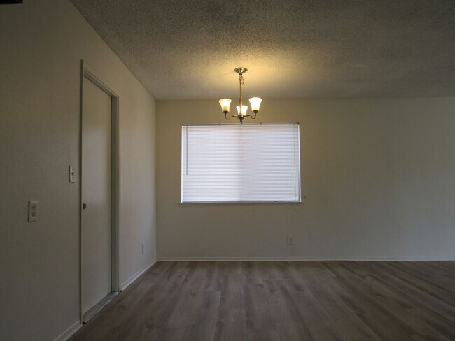 Building Photo - (APPLICATION PENDING) East Lancaster Home