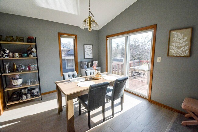 Foto del edificio - Bright 4BR on Corner Lot in SW Rochester