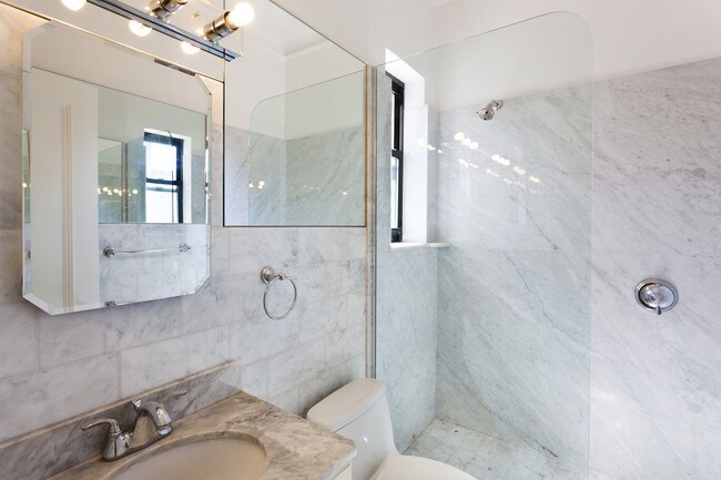 Foto del edificio - 360 E 55th St