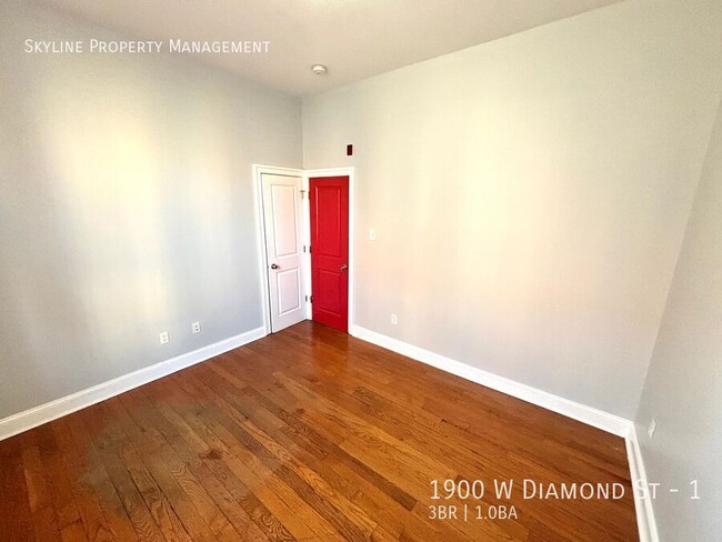 Building Photo - Charming 3 Bedroom Apartment W/ Backyard F...