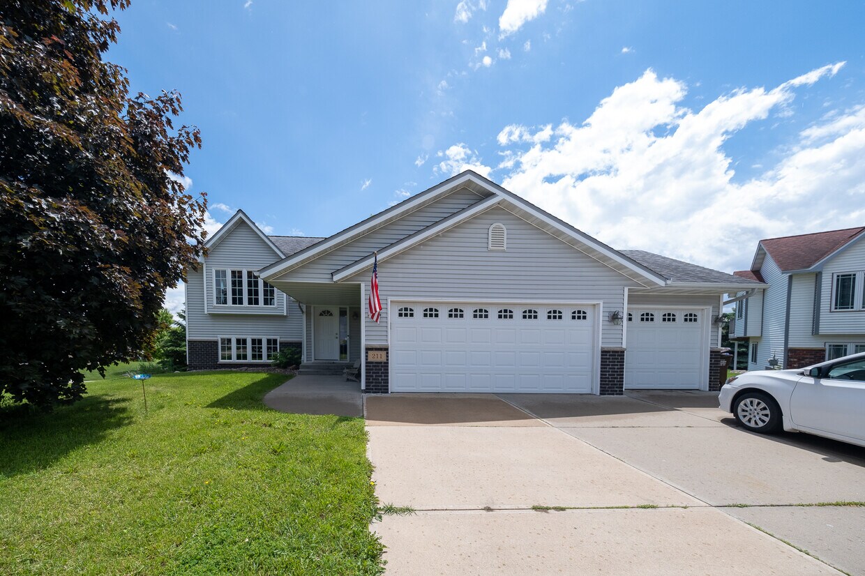 Primary Photo - 211 Clover Ct