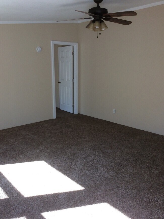 Building Photo - Large 4 Bedroom 2 bath DWMH