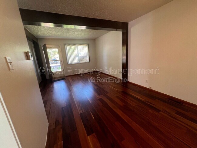 Building Photo - 8910 Hoyt Dr