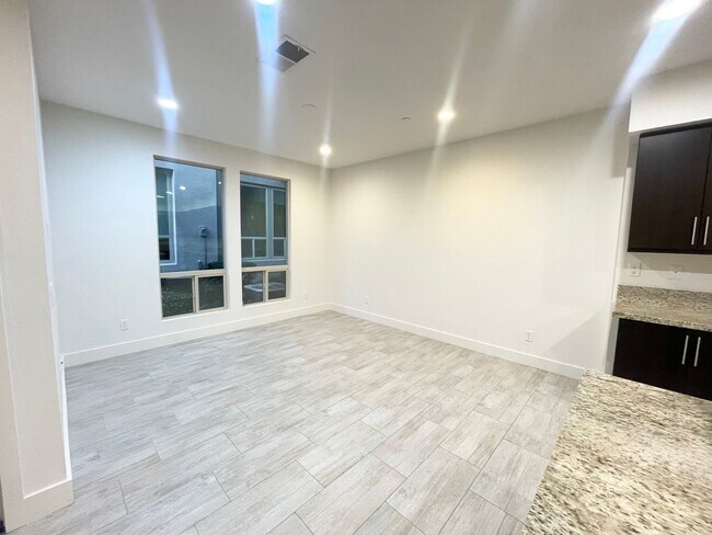 Building Photo - Updated 3 bed / 2.5 bath home in the desirable Frame & Focus community of Civita