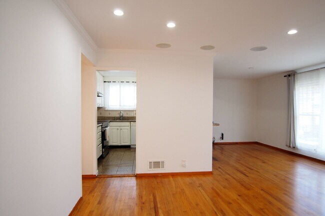 Foto del edificio - Bright and cozy 3br/2ba upper level Pacifica home