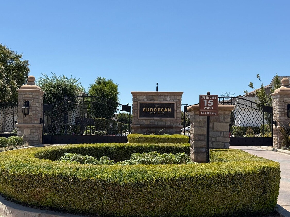 Foto principal - Beautiful 2 bedroom, 2 bathroom single-fam...