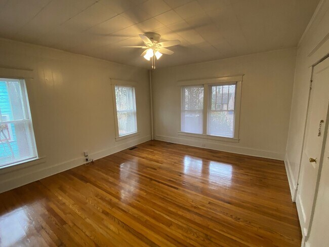 Foto del edificio - Spacious 1 Bedroom Near Duke East and Broad St - Huge Fenced Yd!