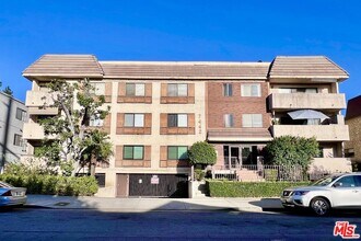 Building Photo - 7442 Hazeltine Ave