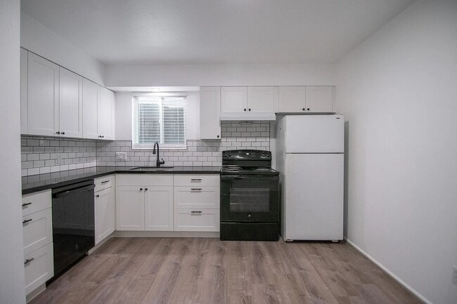 Building Photo - Park Creeke Apartments