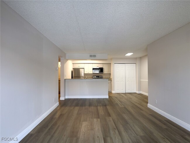 Building Photo - 5319 Summerlin Rd