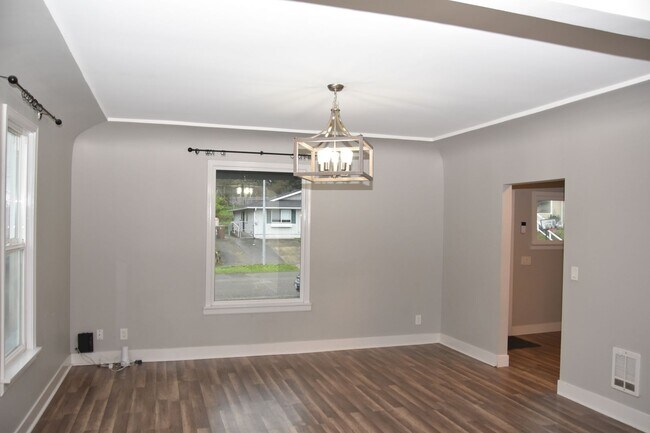 Foto del edificio - Fully Updated 3 Bedroom 2 Bath Tacoma 2 Story