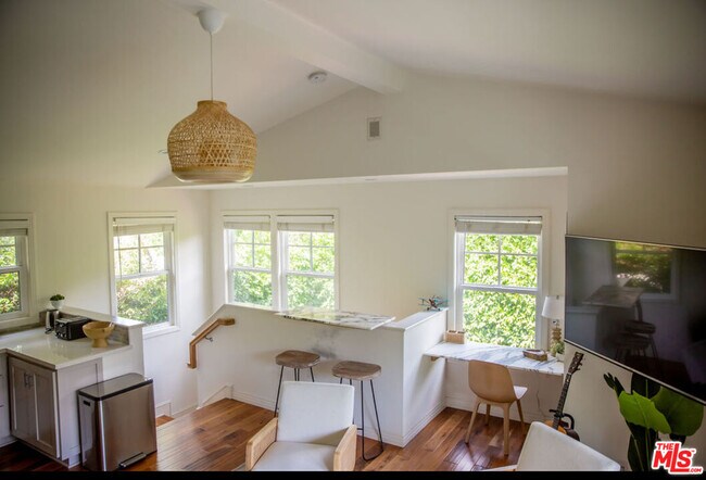 Building Photo - 2573 Beachwood Dr