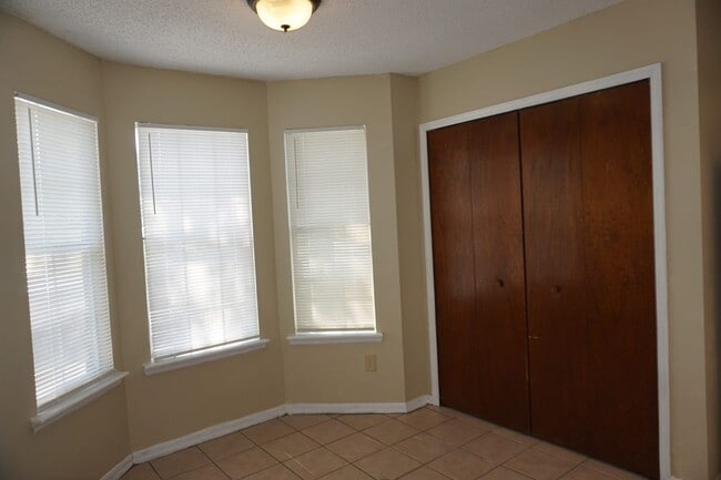 Building Photo - 3/2.5 Westside Townhome