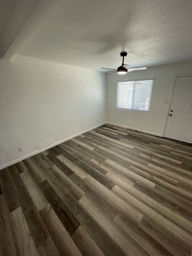 Building Photo - COMING SOON! 2 Bedroom, 1 Bath Apartment i...