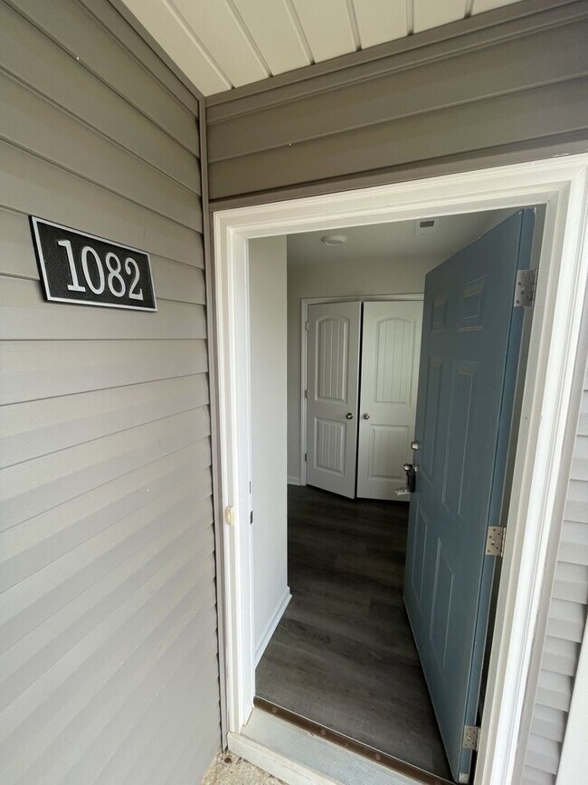 Building Photo - 3 Bedroom 2.5 Bathroom Townhome!