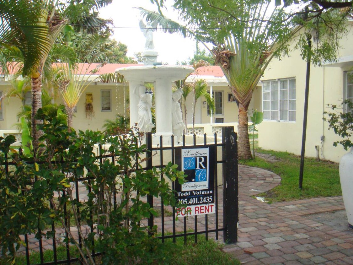 Foto principal - 825 N 19th Ave Hollywood, FL 33020-3596