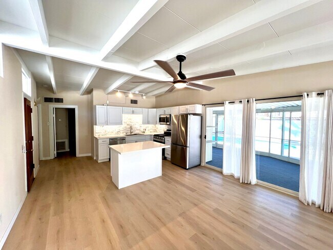 Building Photo - Long Term, Newly Renovated, Unfurnished w ...