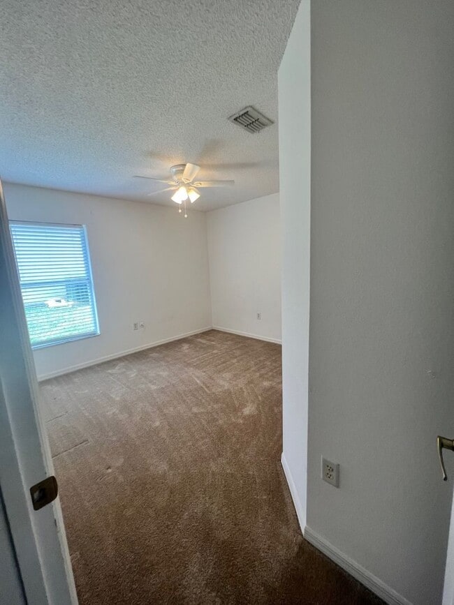 Building Photo - 3 Bedroom 2 Bath House in Gated Community