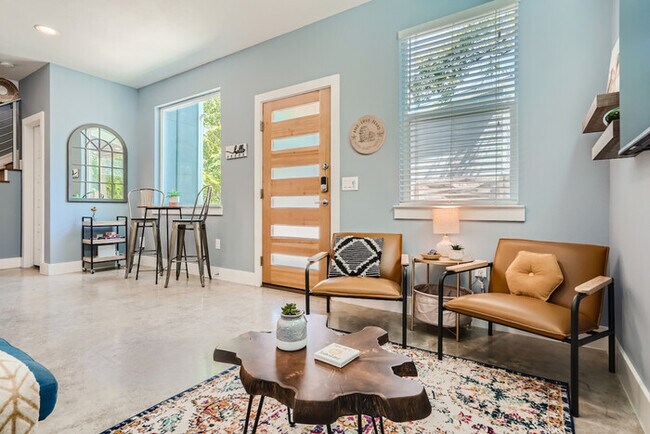 Foto del edificio - Casa de Ellie J. Newer home close to Downt...