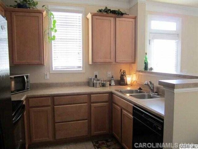 Foto del edificio - 3BR End Unit Townhome in Summers Walk