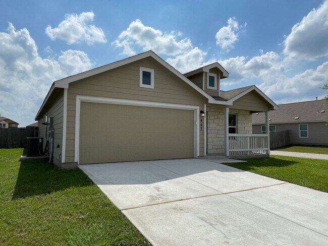 Building Photo - Beautiful 4 bedroom, 2 bathroom, single st...