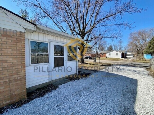 Foto del edificio - Close to UIndy, Carson Heights, 4 Bedroom/...