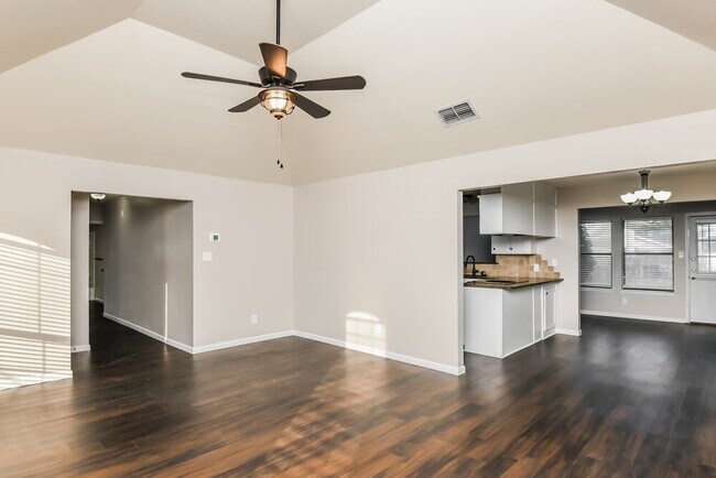 Building Photo - 1225 Cozby St W