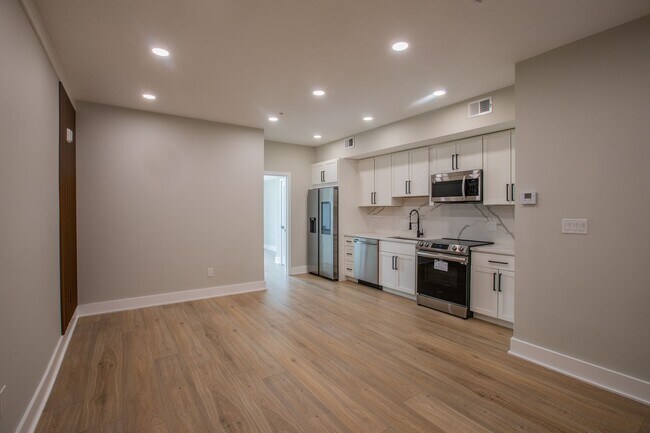 Foto del edificio - Stunning 1 BR & Den/2 BR Condo in Petworth!