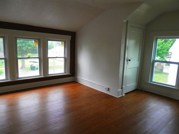Building Photo - 211 Iona Ave