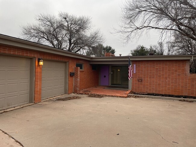 Building Photo - Mid-Century Modern! 3 bedroom, 2 bath, 2 car garage!