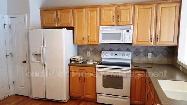 Foto del edificio - 9043 Mcalwaine Preserve Ave