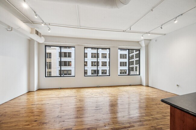 Building Photo - 705 Main St