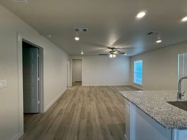 Foto del edificio - July Move-in