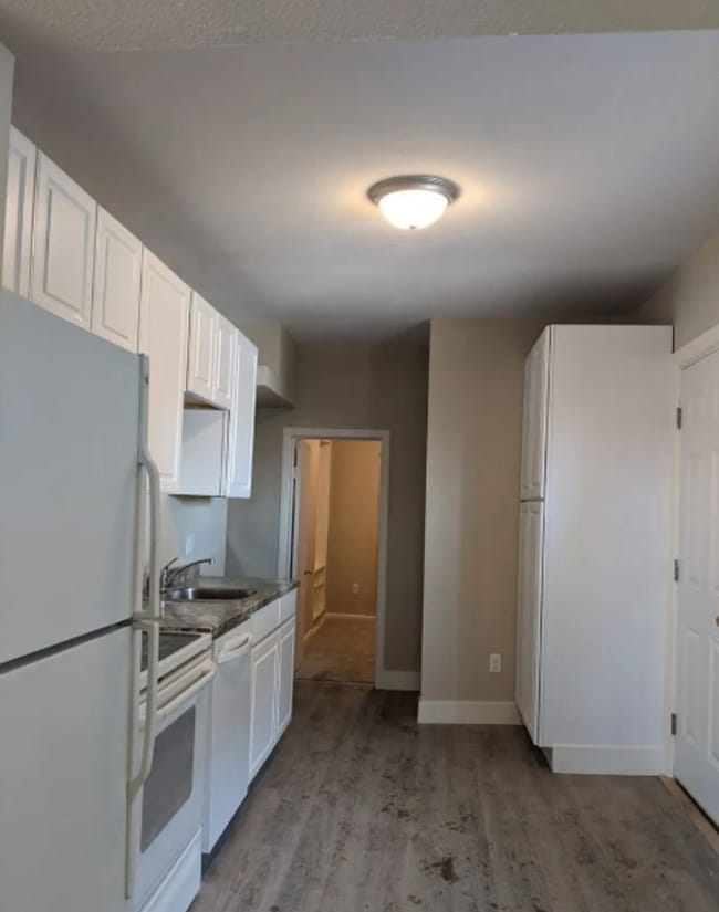 Building Photo - Spacious 3 Bedroom Home with Garage – Available August 1!