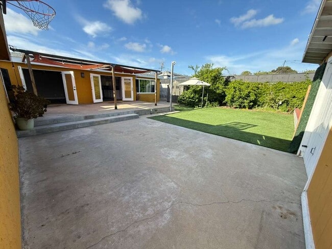 Building Photo - 495 Queen Anne Dr