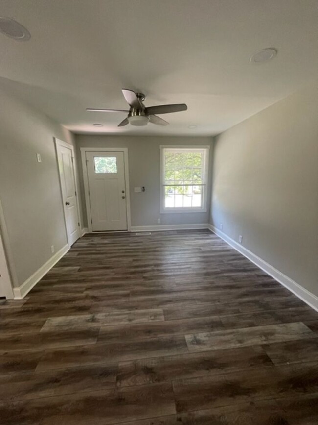 Building Photo - Culdesac living!  FULLY remodeled 3 Bed 2 ...