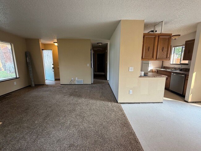 Building Photo - 925 Gellatly St