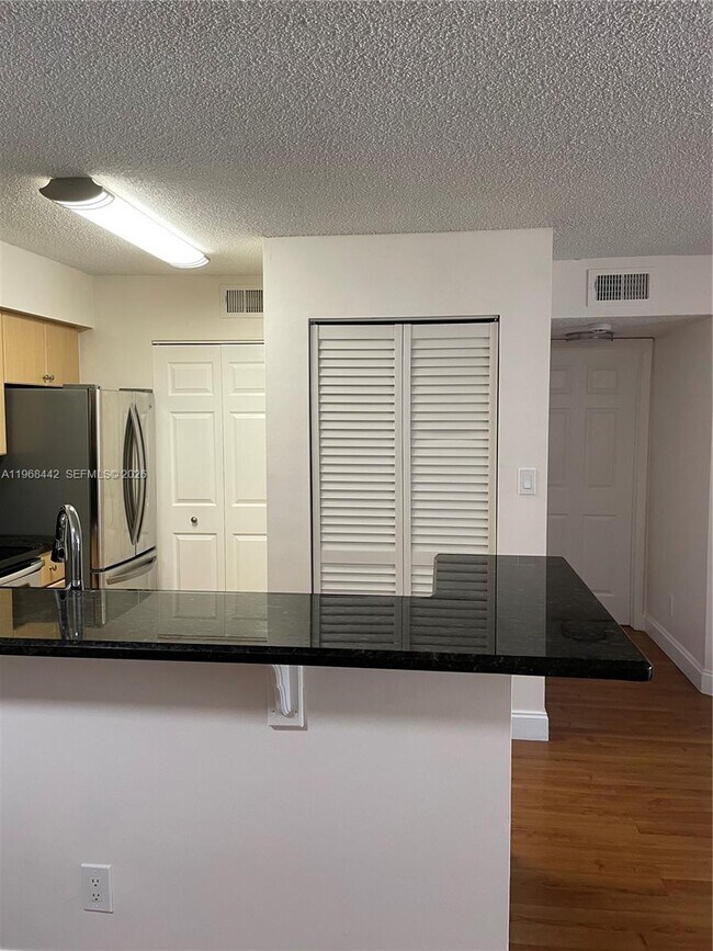 Foto del edificio - 570 S Park Rd