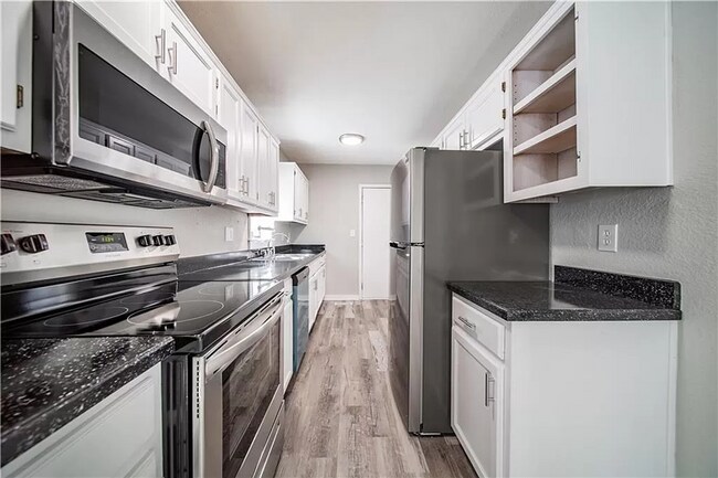 Foto del edificio - Updated Bungalow in KC