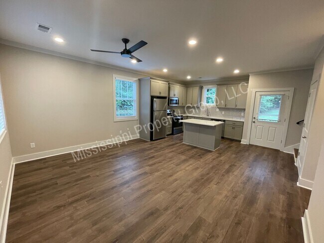 Building Photo - 300 Boxwood Cir