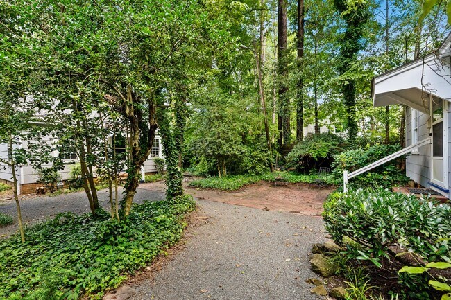 Building Photo - Adorable cottage in prime Chapel Hill loca...