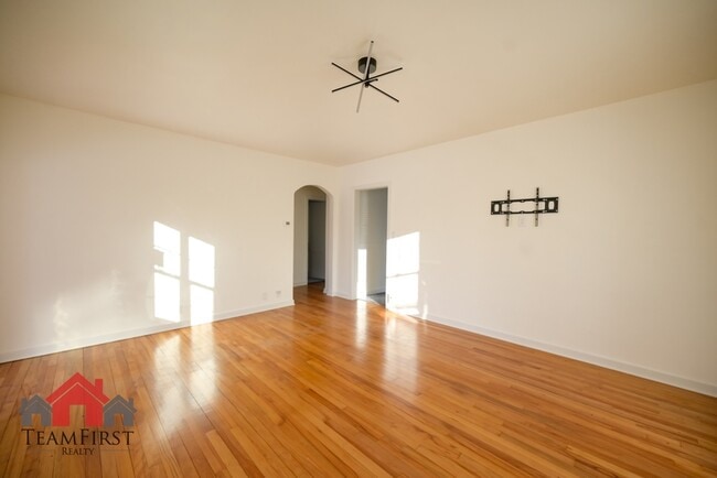 Building Photo - 1135 S Ridge Rd