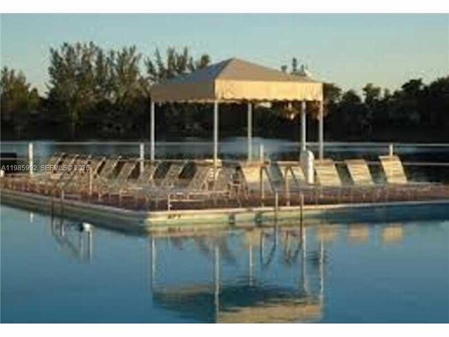 Foto del edificio - 3720 Inverrary Dr