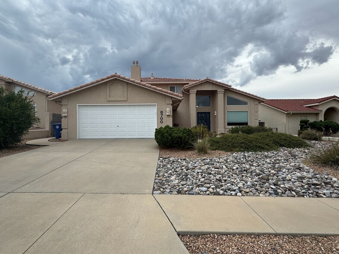 Foto principal - Fully Updated 3BR/2.5BA in Desirable Lampl...