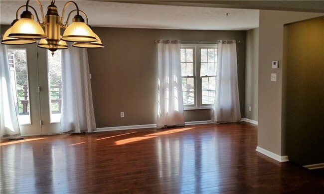 Building Photo - 1235 Meadowbrook Dr