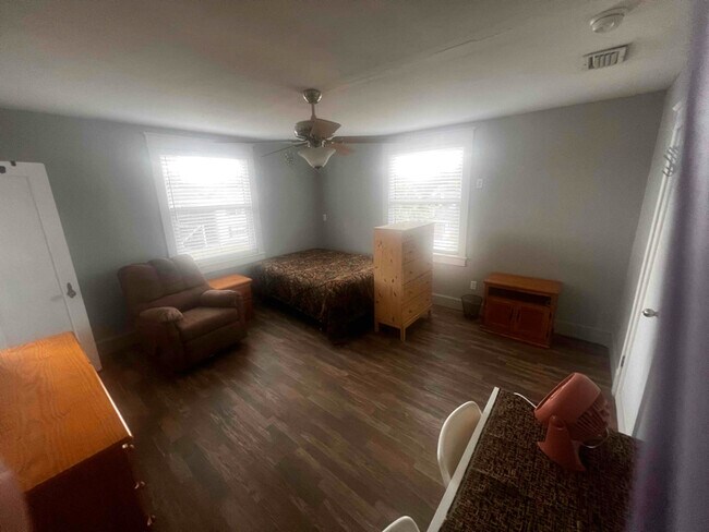 Foto del edificio - 300 Spg Gdn Ave S