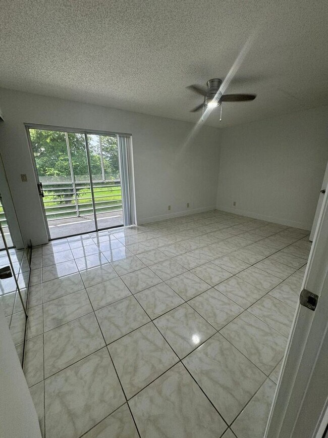 Foto del edificio - Spacious 1 bedroom 1.5 bath condo