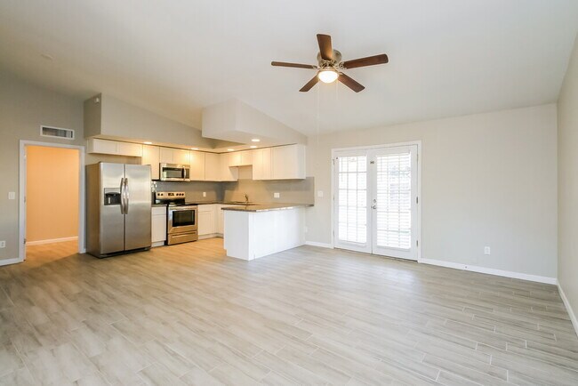 Building Photo - 238 E Houston Ave