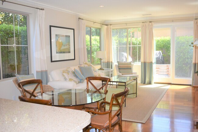 Foto del edificio - Former Model Home 3 bedroom 2.5 bath Detac...