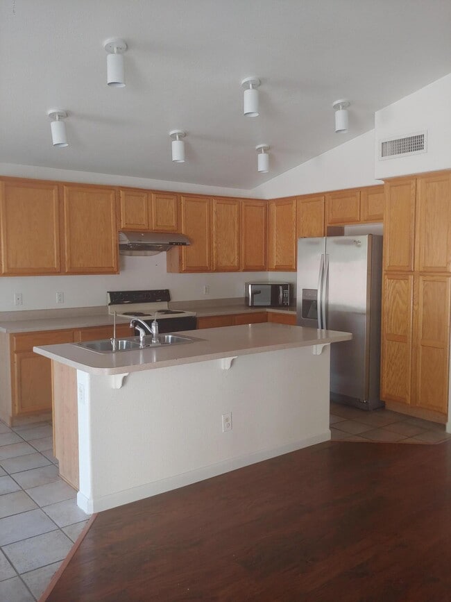 Building Photo - 1110 W Raven Dr